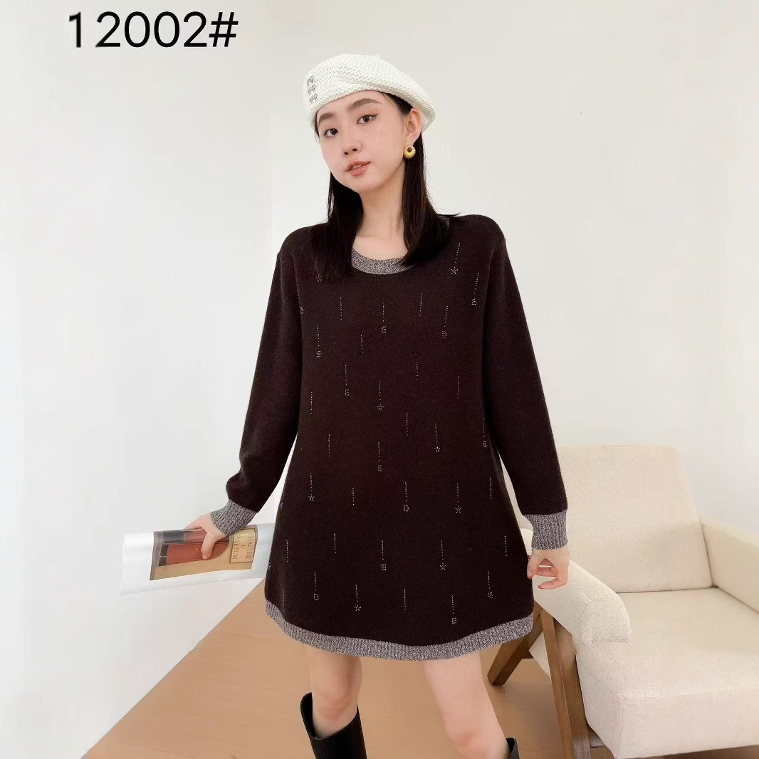 2025秋冬时尚大码拼色圆领烫钻保暖毛衣时尚简约而优雅面料柔软亲