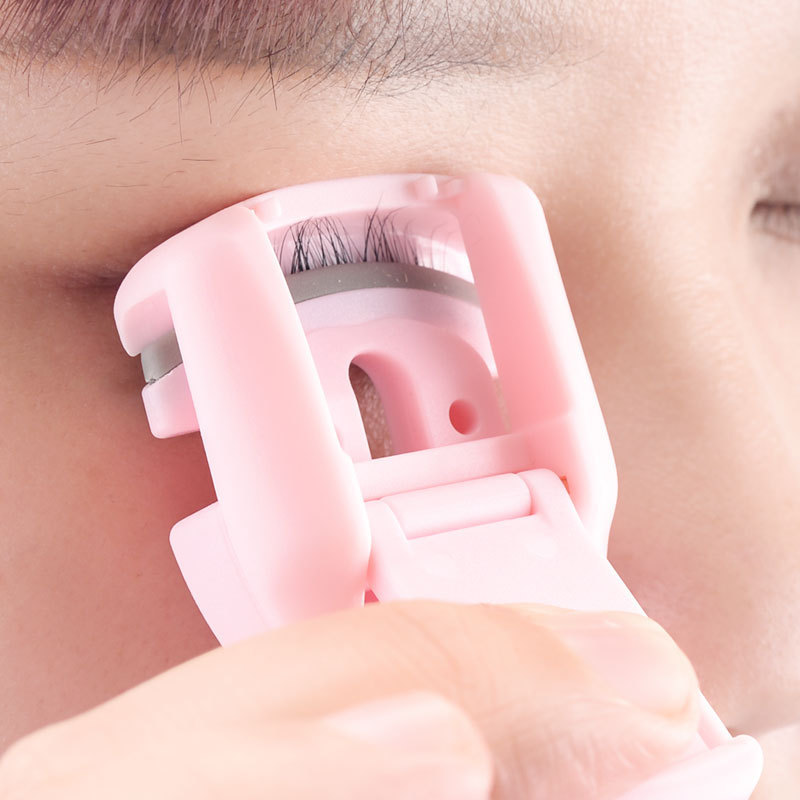 Portable eyelash curler, eyelash curling device, long-lasting curling without damaging eyelashes, mini eyelash curler for ladies Item Picture