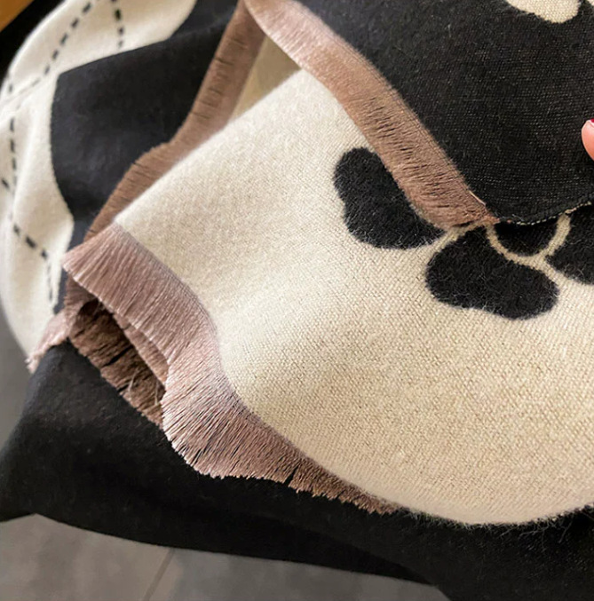 2023 Small Fragrant Camellia Imitation Cashmere Scarf Female Summer Korean Version Of The Office With Temperament Double-Sided Bib Application Scenario
