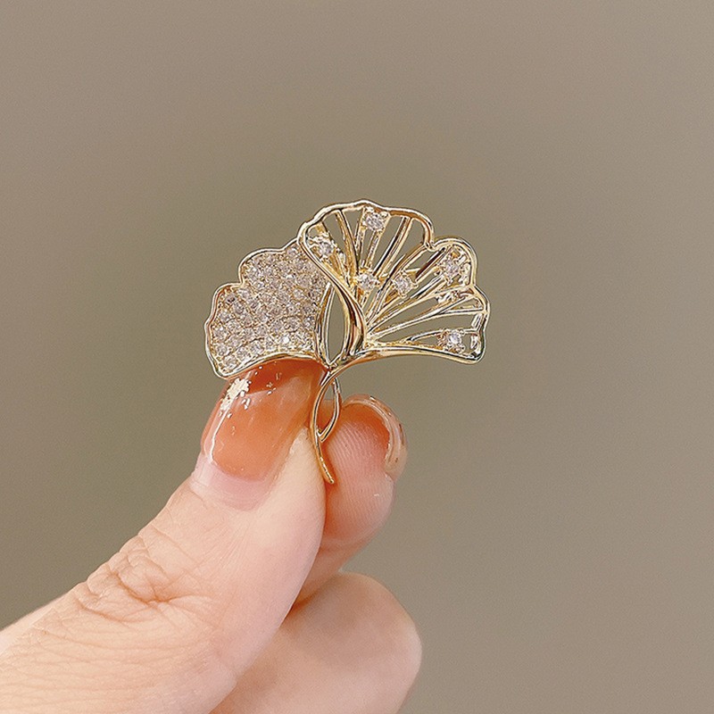 New Anti-Go Ginkgo Leaf Small Brooch High-Grade Sense Niche Alloy Jewelry Manufacturers Wholesale Diamond Brooch