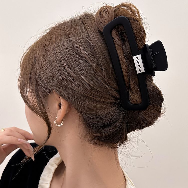 High-end letter matte hair clips for women, large shark clip hair clips at the back of the head, updo hair clips, and headwear Application Scenario