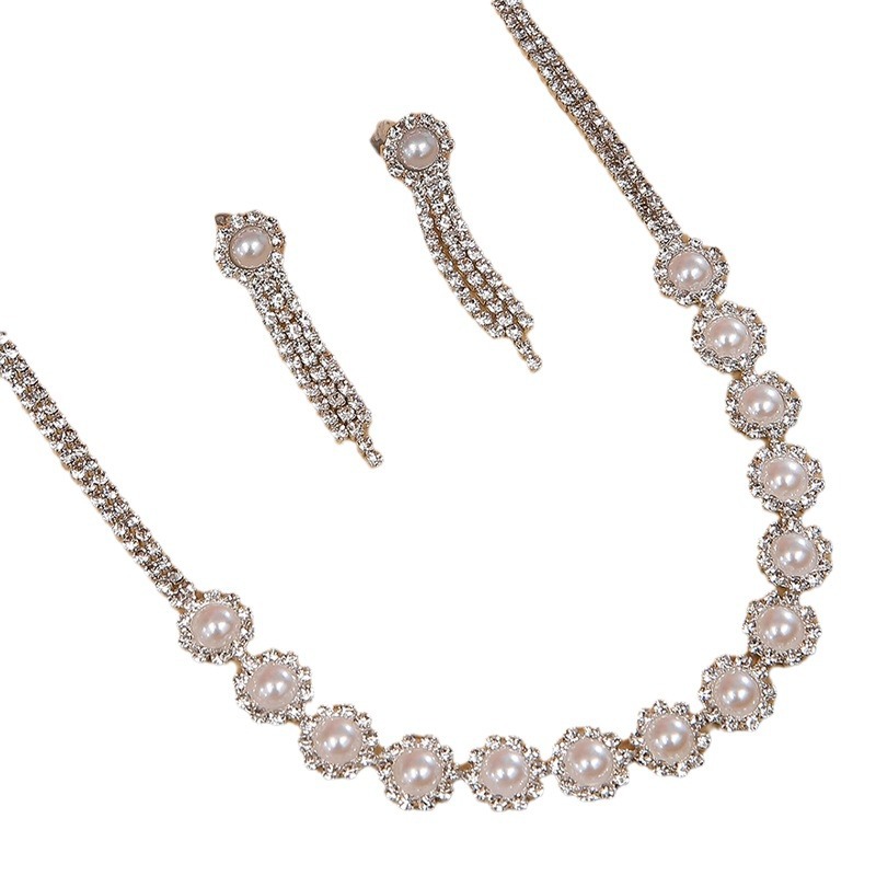 European and American sexy pearl, rhinestone, flower necklace, earring set, fashionable dress, simple and versatile necklace, collarbone chain Item Picture