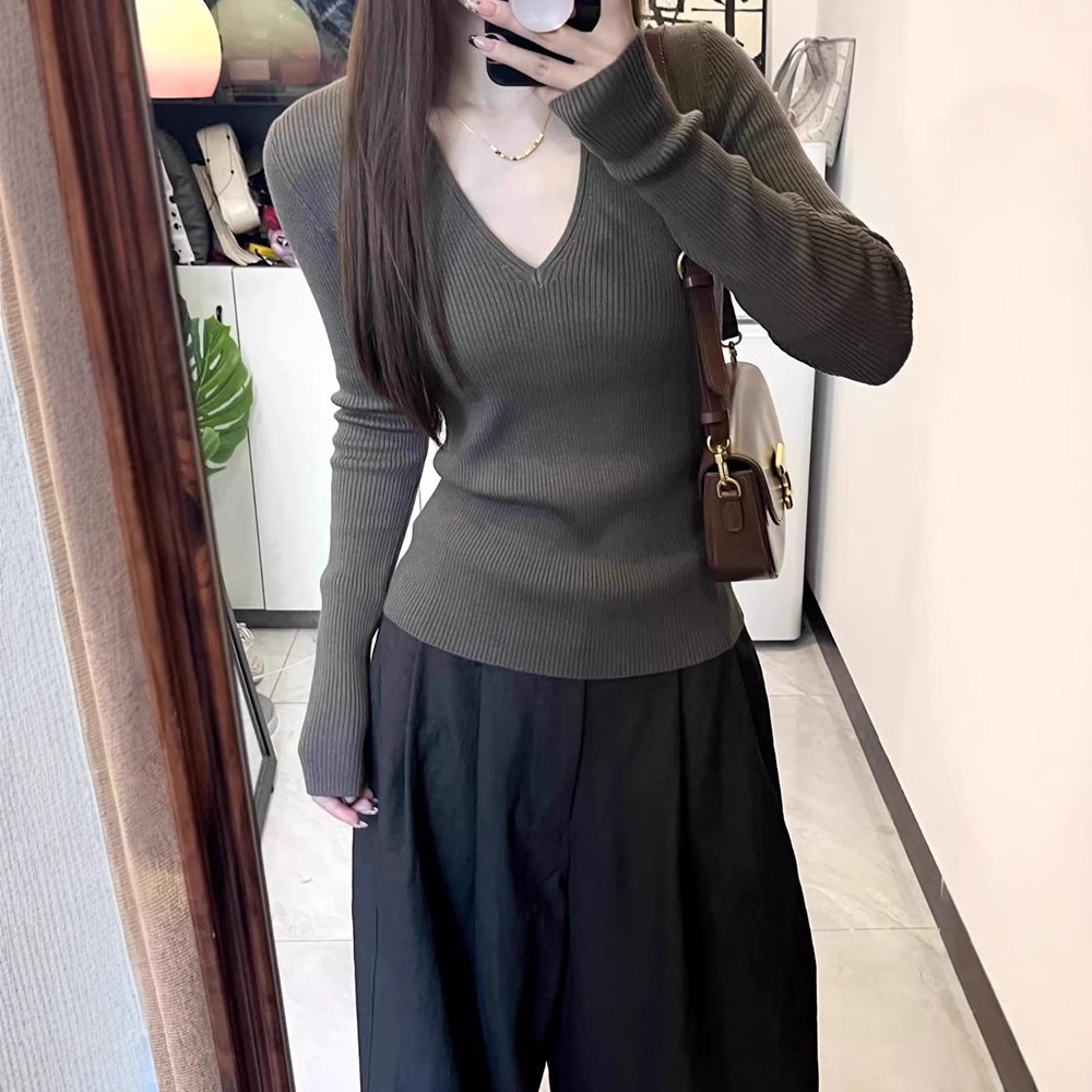A base layer for women, paired with a stylish V-neck long-sleeved fitted sweater top Specification drawing