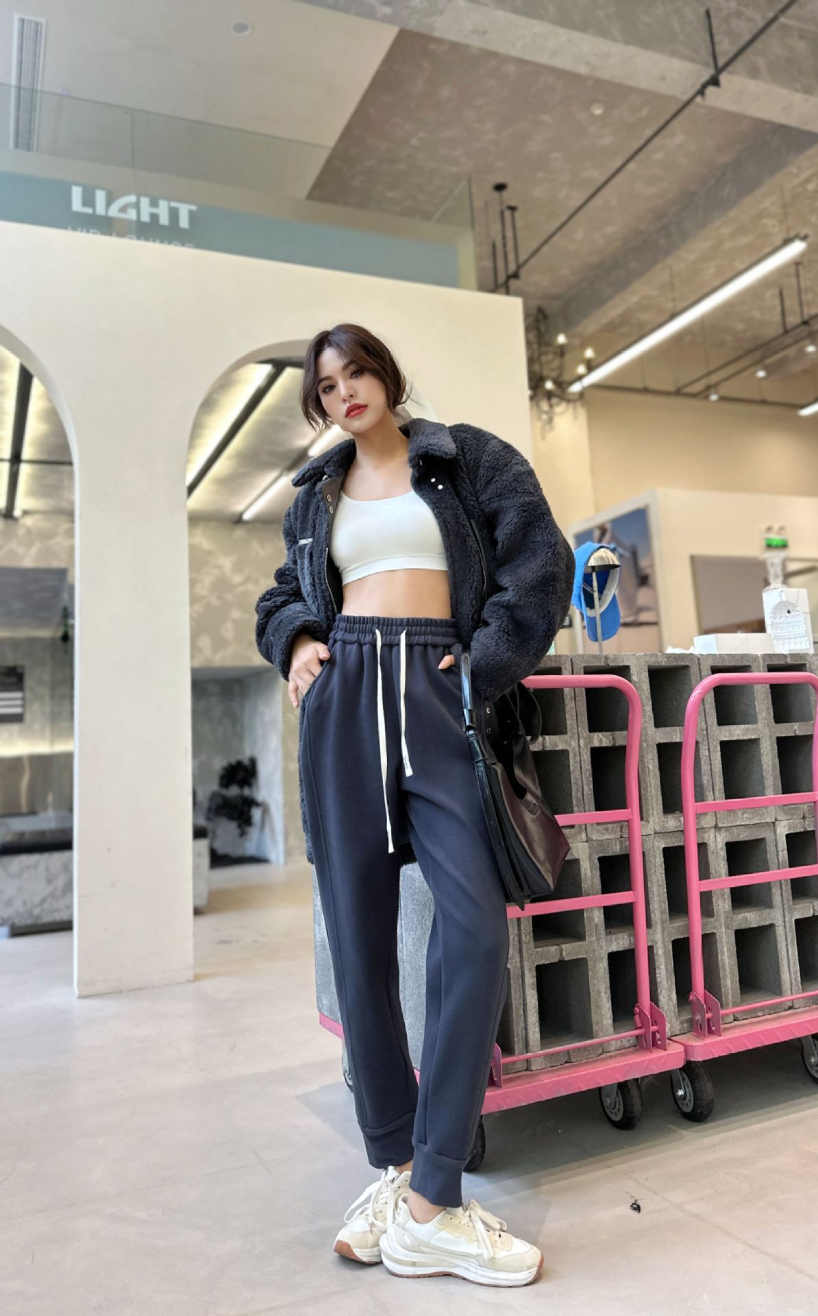 Sportswear pants, women's sweatpants, windproof autumn and winter new thickened street high-waisted straight-leg tight-fitting pants, slimming loose Harem pants Item Picture