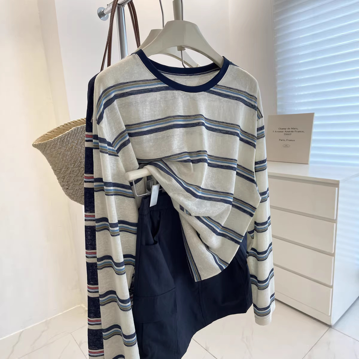 Laid-back vibe ~ A retro whitening color-blocking striped sun-protective shirt for women! A loose and slimming casual long-sleeved T-shirt with a summer drape