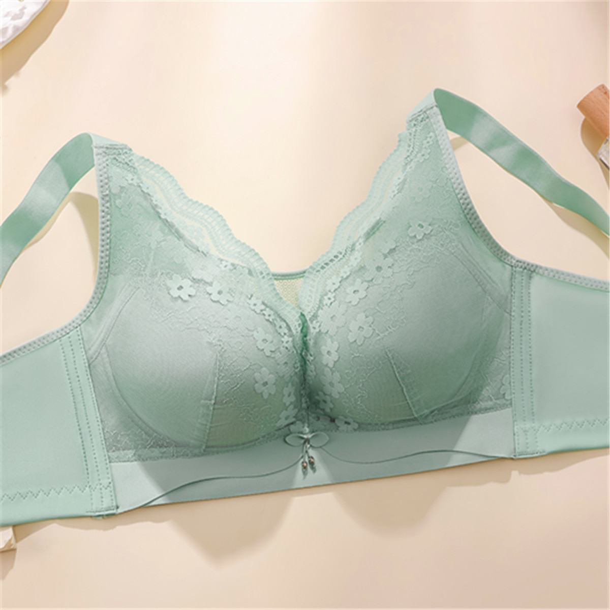 Undergarments without steel rings, exquisite lace cup noodles, strapless to prevent walking, bright breasts to make one look smaller, gathering and retracting breasts, bras for cross-border trade details Picture