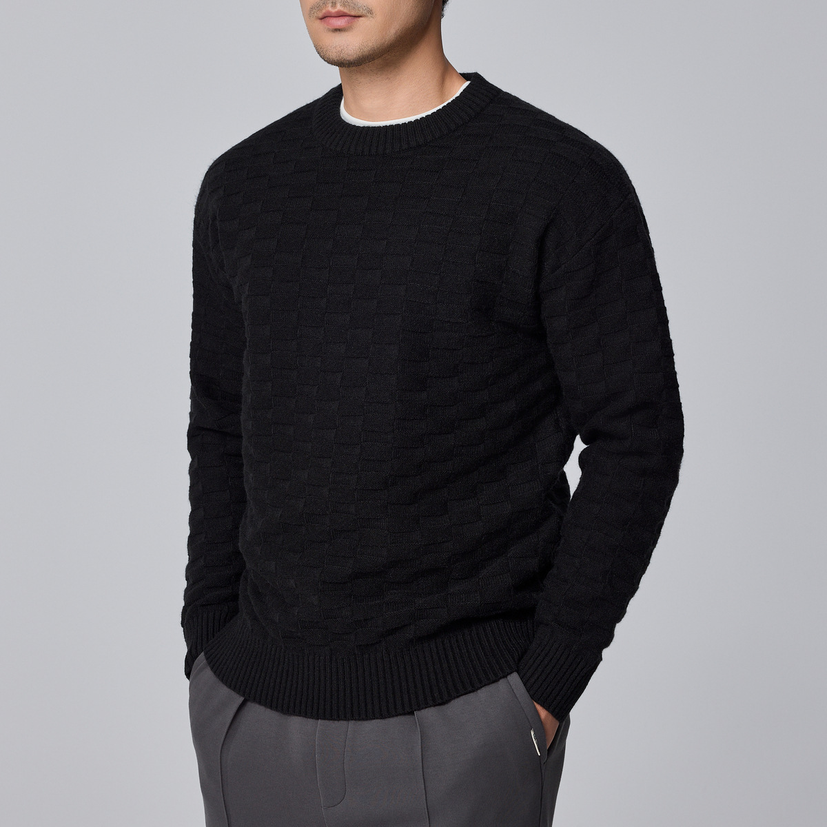 Momeck men's checkered texture knitted sweater for winter 2024, simple solid color men's sweater 21925 details Picture