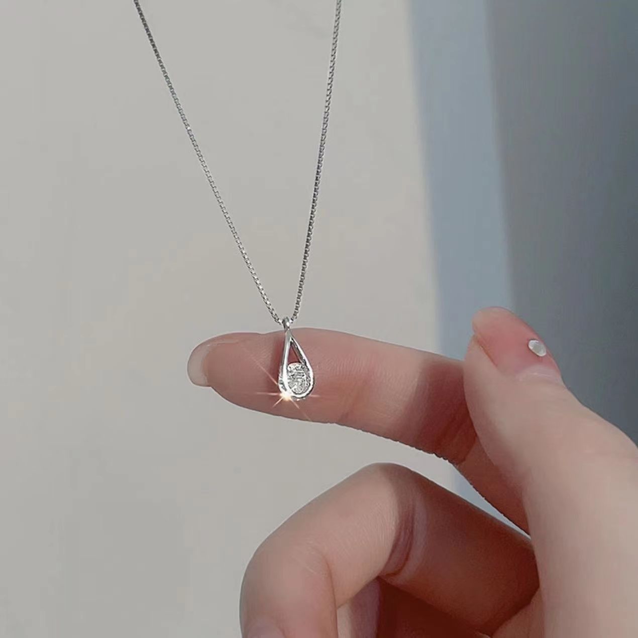 Net Red Zircon Water Drop Necklace For Women Light Luxury Hundred Match Niche Design Advanced Sense Of Simple Geometric Explosion Clavicle Chain details Picture