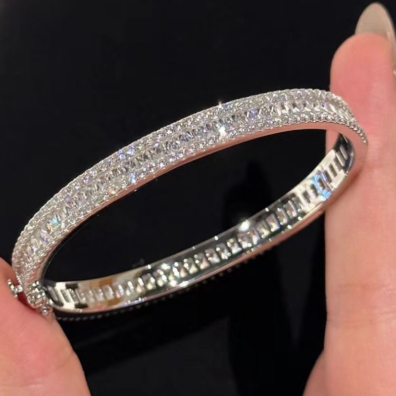 A light luxury and high-end silver full-diamond square diamond bracelet, exquisitely crafted with row diamonds, a luxurious and stylish bracelet