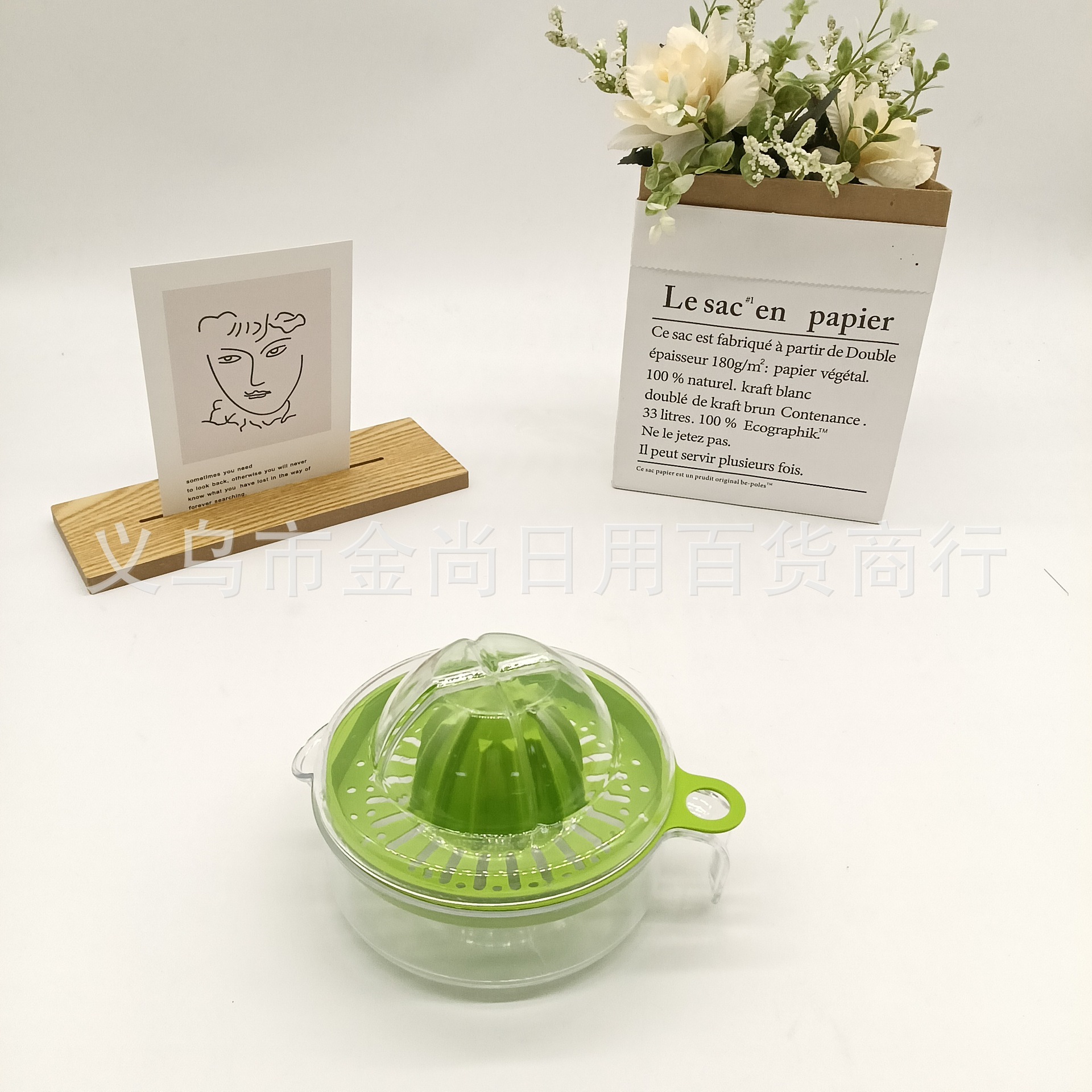 Cross-border wholesale manual juicer with graduated measuring cup, fruit juicer, simple orange and lemon juicer cup full figure