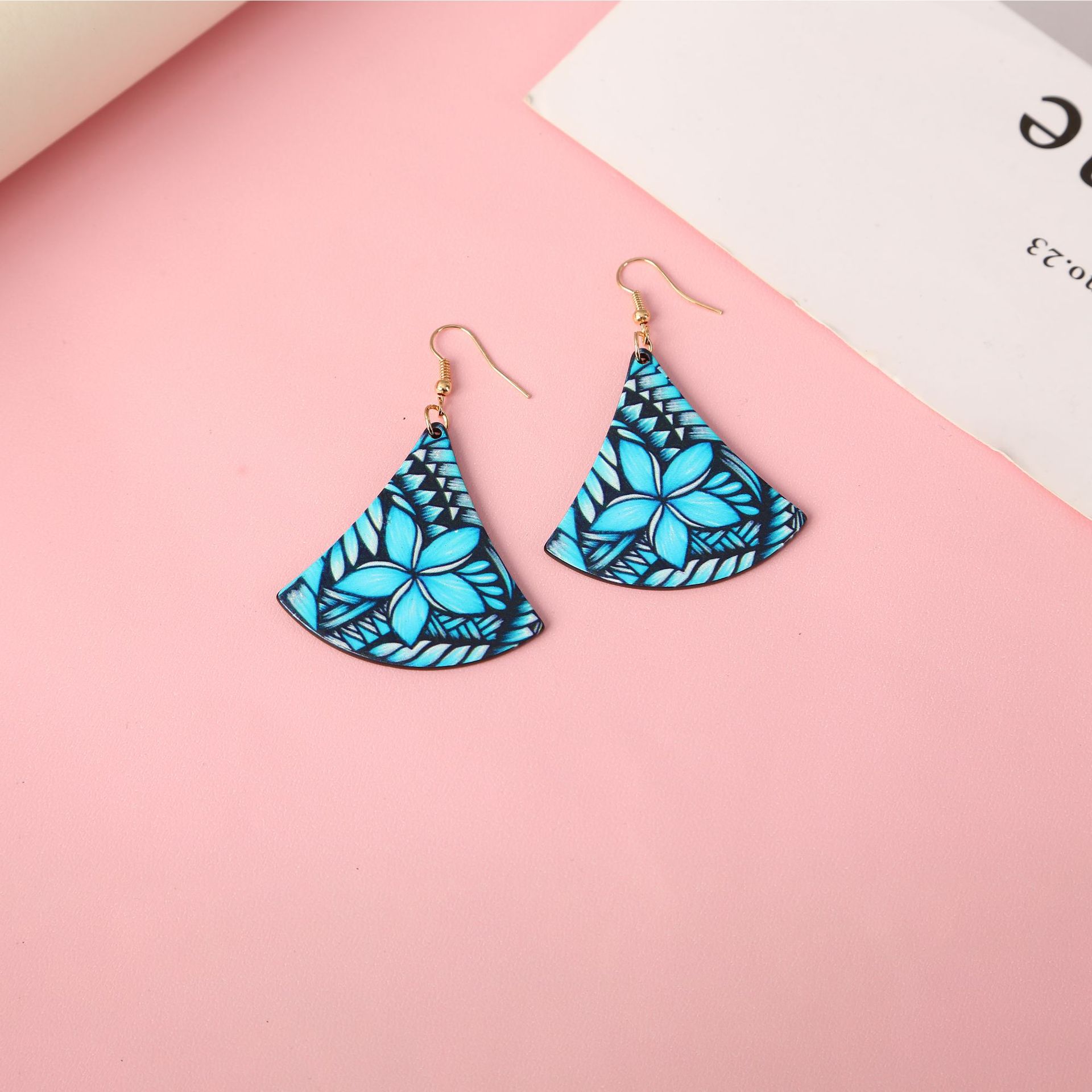 Wanxianger Cross Border Earrings Autumn And Winter Triangle Ginkgo Leaf Fan Acrylic Earrings Five Leaf Flower Drops India Specification drawing