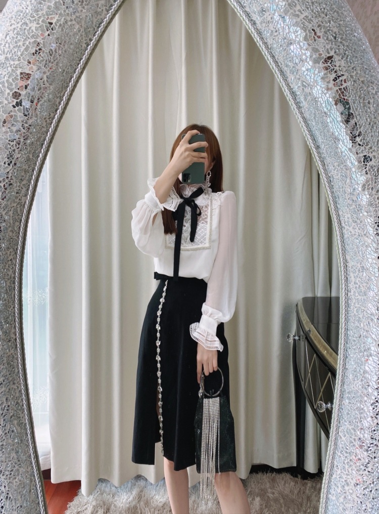The same new women's early autumn white design sense women's niche shirt, French court style lace patchwork top Specification image