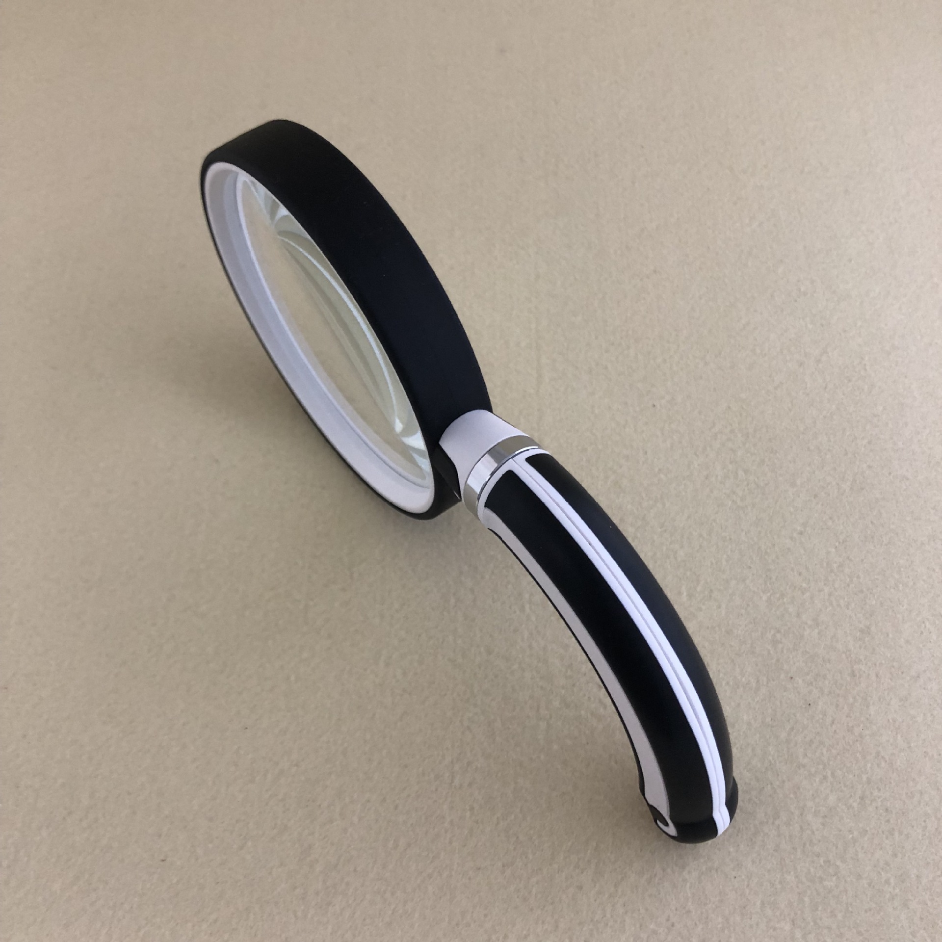 New rubber folding and rotating handheld senior reading student gift repair high-definition glass lens magnifying glass Application Scenario