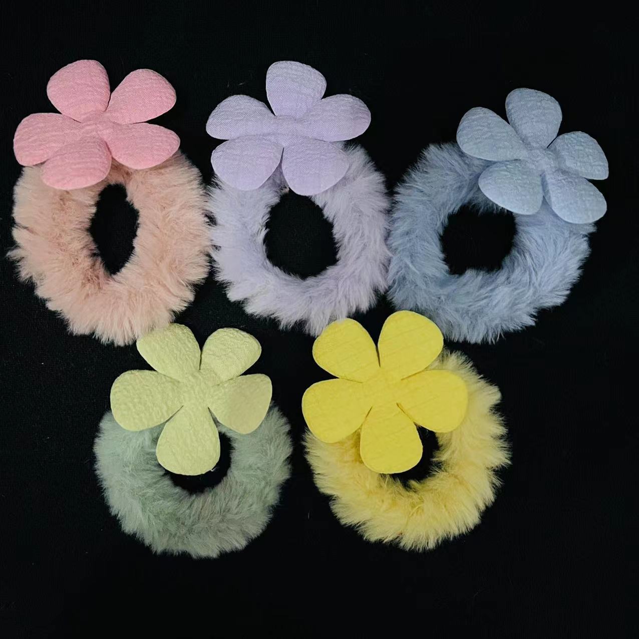 【 No. 72 Hair Tie 】 Hair tie with small flowers, 100 yuan per bundle. Plush small flowers, hair band, hair tie, hair accessory, no damage to hair. Girls' hair tie, little girls, big kids, ponytail hair tie, cute