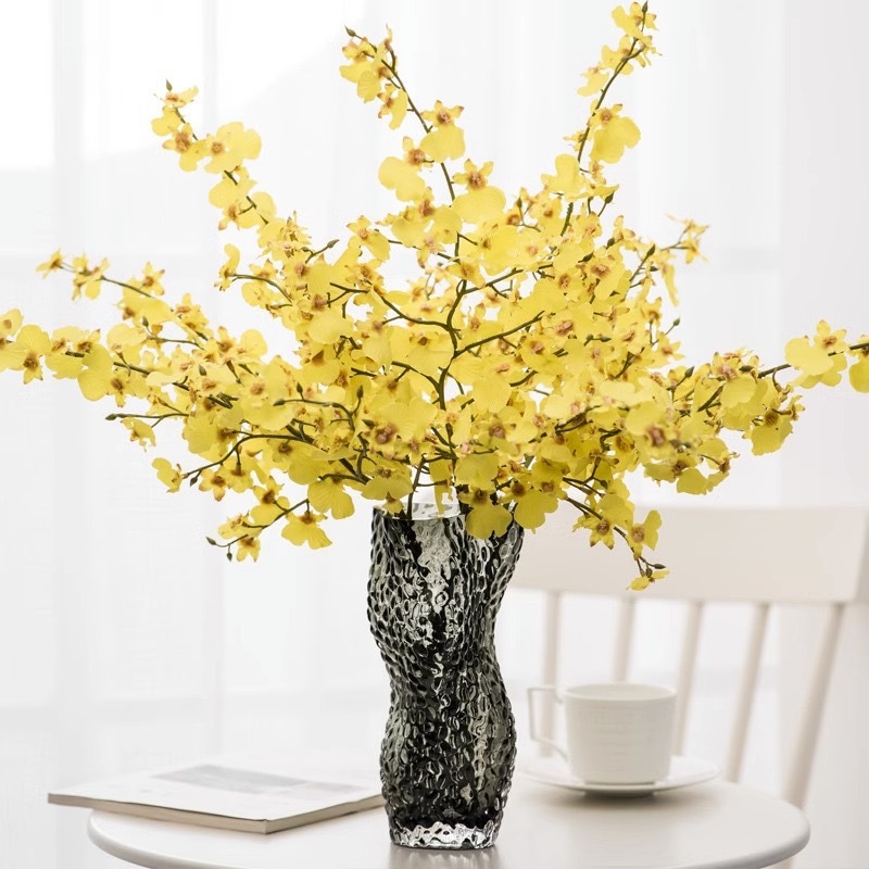 Twisted waist beaded glass vase, transparent flower arrangement, water care living room decoration, design sense, flower care dining table decoration and arrangement Application Scenario