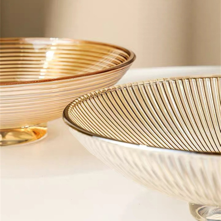 Glass fruit plate, crystal glass fruit plate, home living room coffee table, creative glass fruit basket, decorative item, snack tray, new dried fruit plate Application Scenario