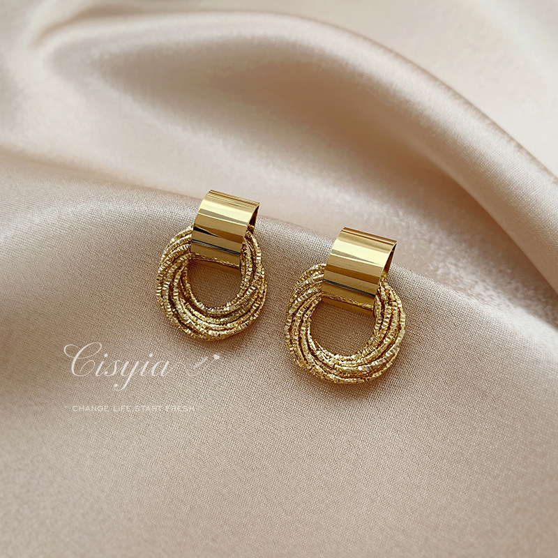 French retro metal stud earrings, a niche design for women, exude a sense of elegance and sophistication. New style in 2025, stylish and elegant