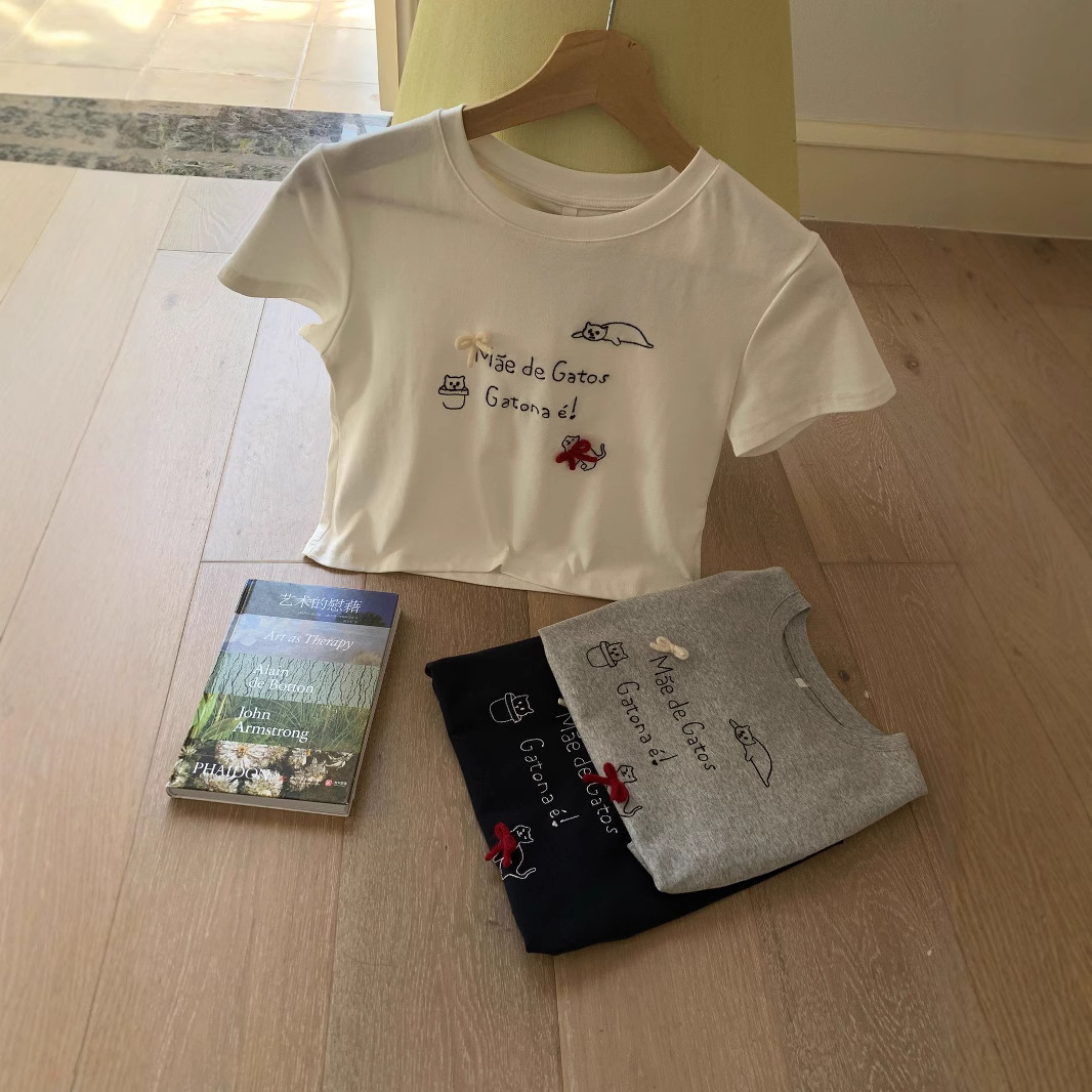 YIMI2025 New short-sleeved T-shirt with graffiti embroidery for women, a slimming and form-fitting short bow top for summer Application Scenario