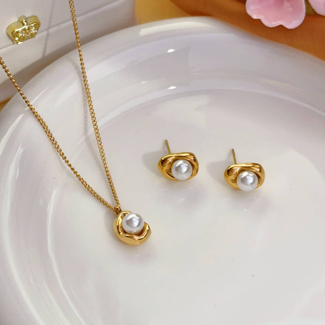 New Korean-style titanium steel pearl necklace, a versatile lady's light luxury French simple and fashionable collarbone chain that doesn't fade details Picture