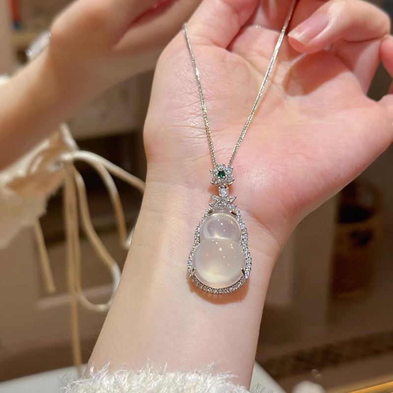 白冰玉髓玛瑙吊坠项链女高级感秋冬葫芦福禄毛衣链轻奢锁骨链饰品