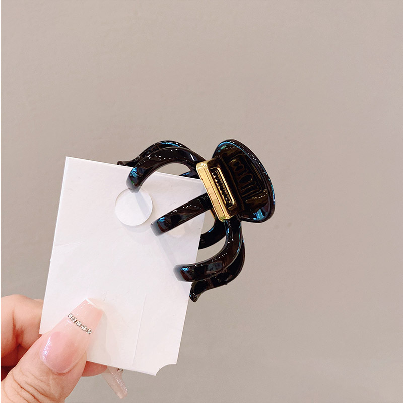 New Niche Design Letters Medium Size Pumpkin Grab Female Triangle Simple Texture Shark Clip Hair Grab Hair Application Scenario
