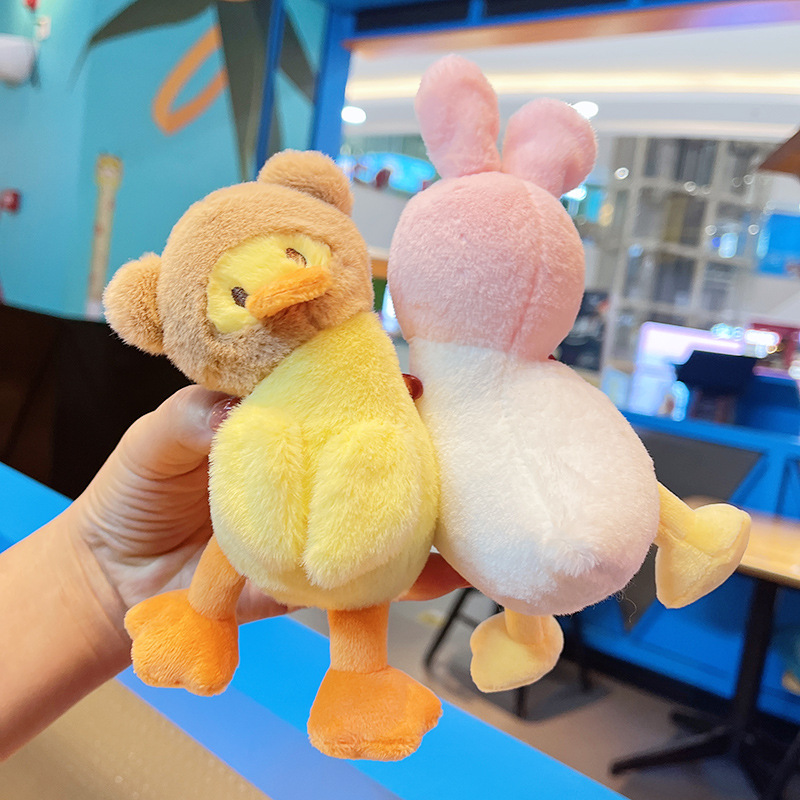 Wholesale plush head covers, duck figurines, keychains, cute pendants, schoolbags, dolls, plush toys, claw machines, mini dolls Application Scenario