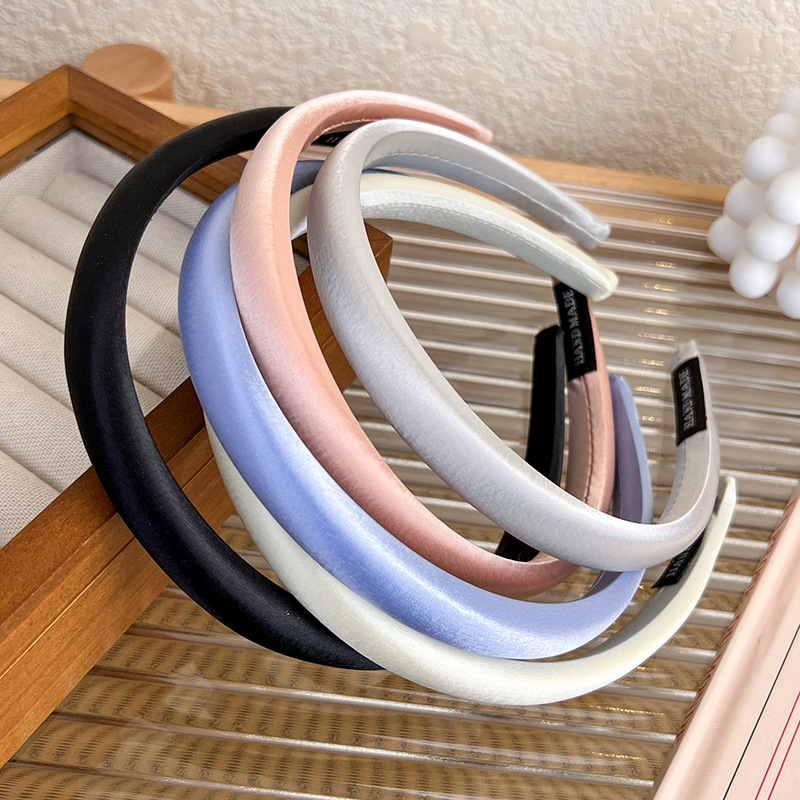 French-style fine solid color glossy hair band, a new popular headwear for washing the face and pressing the hair, a versatile and elegant headwear Application Scenario