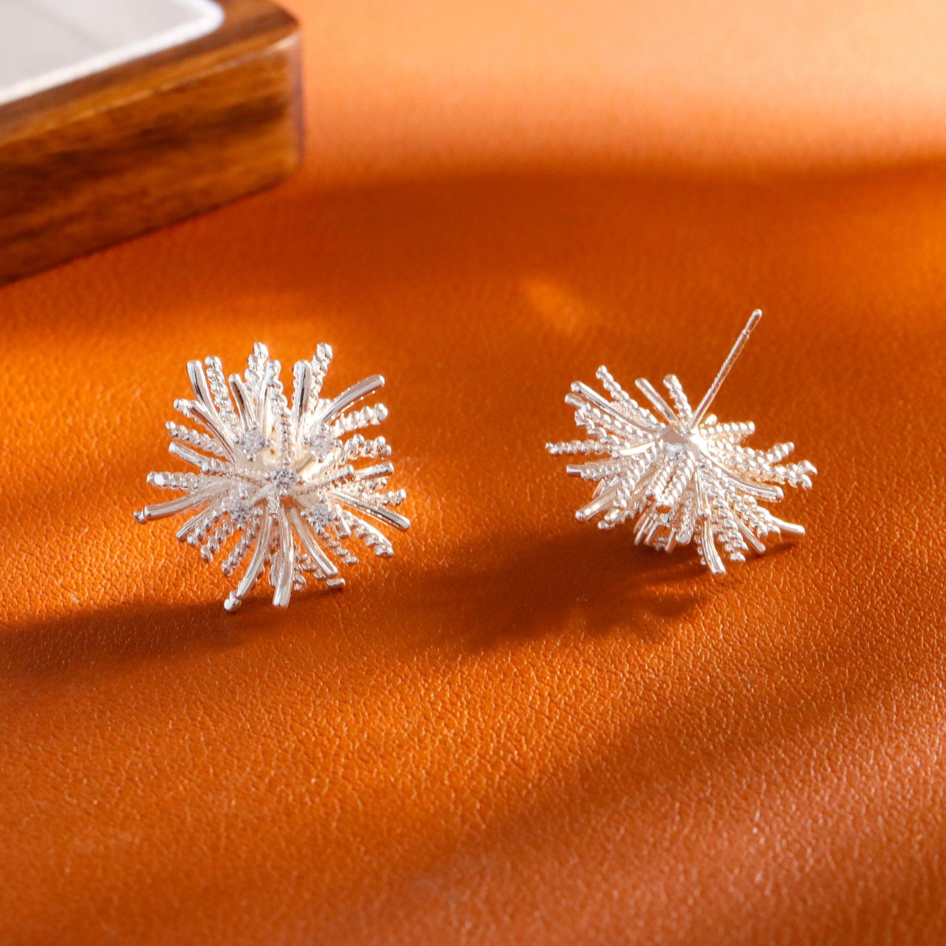 Hyacinth925 silver needle unique design, fashionable and exquisite dandelion stud earrings, fashionable and versatile for commuting, high-end earrings and earrings Application Scenario