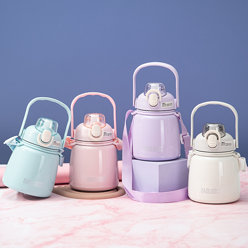 This is a popular Instagram-style insulated cup with a shoulder strap and a handle. It has a high appearance level and can be carried diagonally. It is a simple large-bellied cup and a portable straw cup details Picture