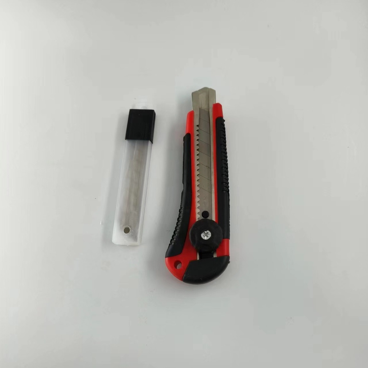 Large utility knife, paper cutter, wallpaper cutter with blade, sharp blade, quality guaranteed, affordable Application Scenario