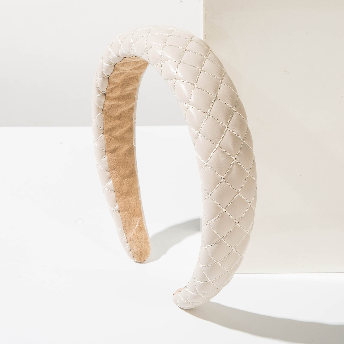 The new autumn and winter fabric wide-edge leather trendy and cool headband from Heming is a high-end and versatile light luxury headband accessory for women pic 19