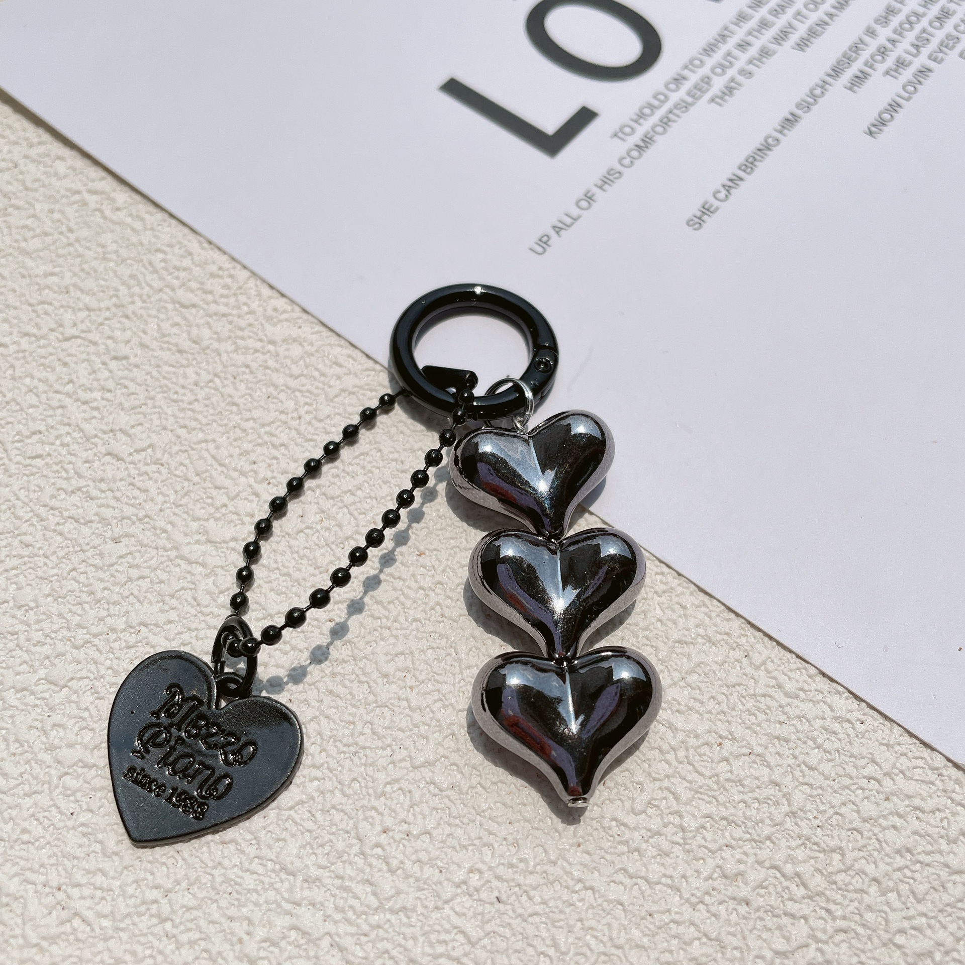 New Fart Peach Love Car Keychain Pendant Korean Simple Trend Electroplated Heart Earphone Cover Decorative Pendant Application Scenario