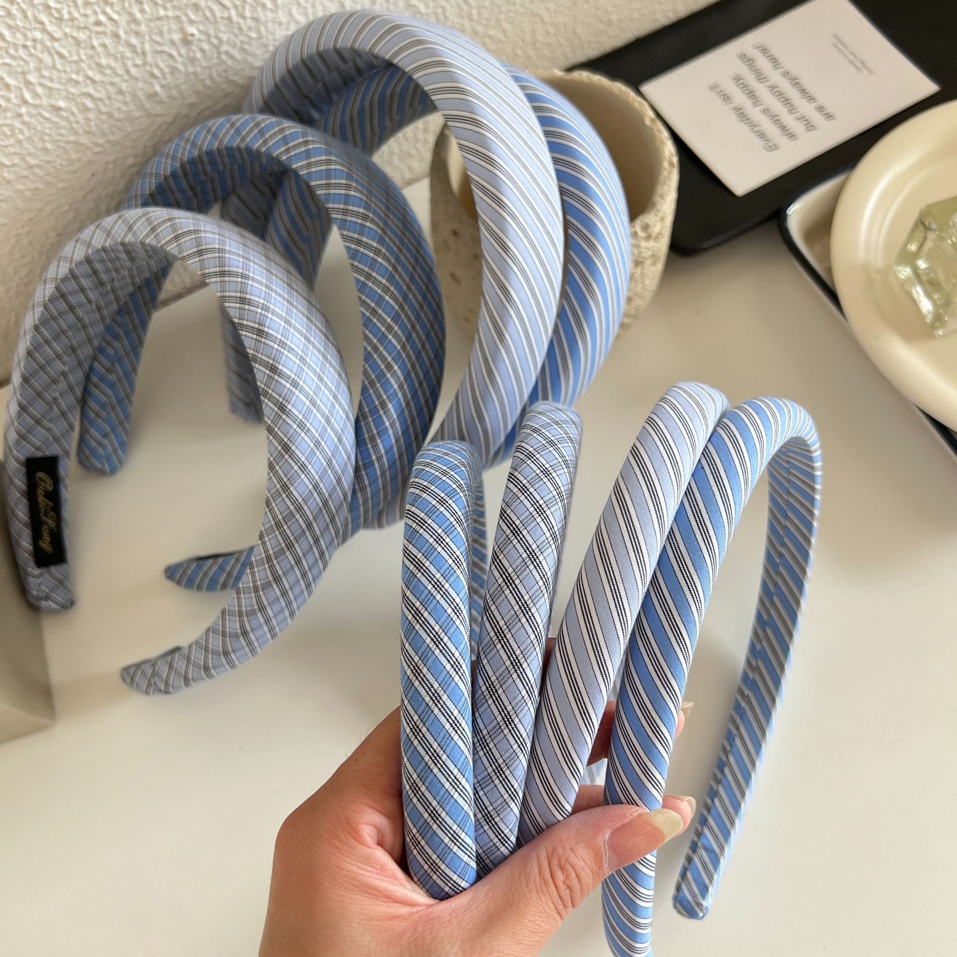 The blue checkered fabric sponge hairband from a Korean blogger is fashionable for going out. It is a versatile headband with a twill top pressure hairpin Application Scenario