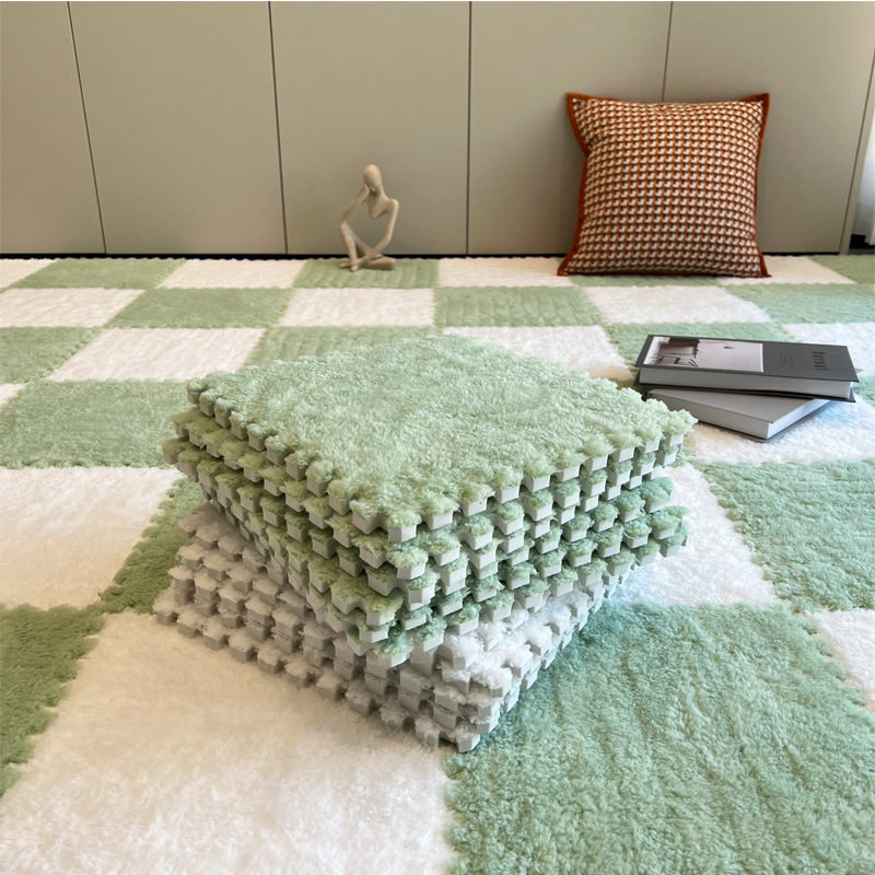 The bed is covered with a plush carpet, the bedroom is fully covered with a patchwork foam floor mat, and it can be cut into a girl's room. It is a tatami mat for home use