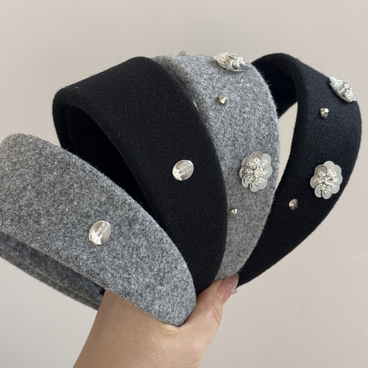 اما الازهار ذات الصفائح العريضة من المثقاب الماسي الرمادي والاسود، فتظهر عادة كشط الشعر من الطراز القديم Application Scenario