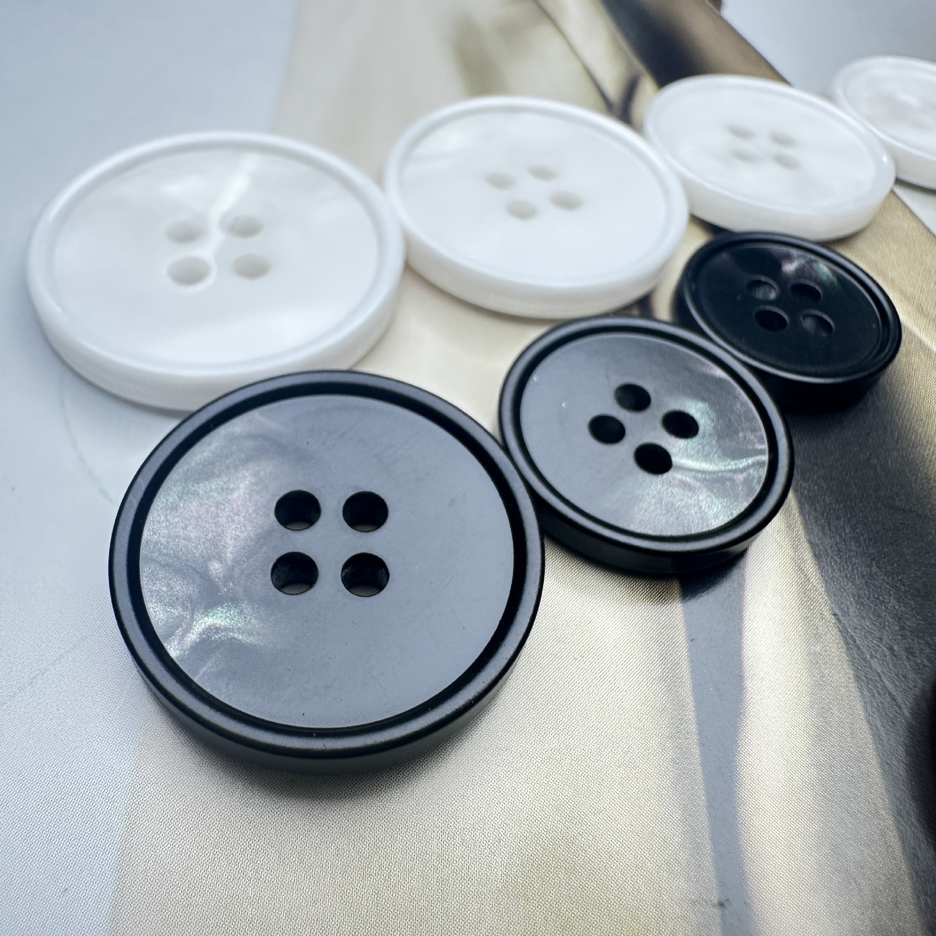 Resin four-eye fine-edge patterned buttons, woolen overcoat, windbreaker, suit jacket buttons, suit pants buttons