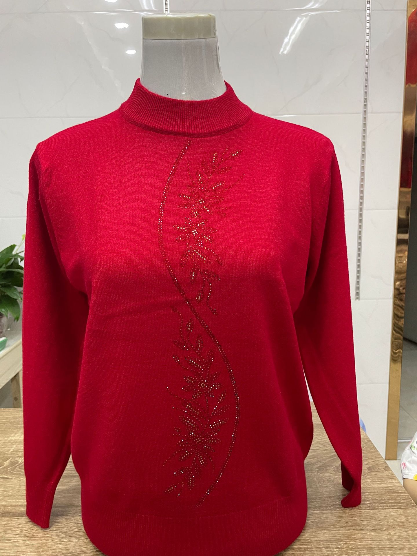 Middle-aged and elderly women's base layer, long-sleeved top, women's 2022 autumn and winter thick mom wear, loose and large-sized base layer details Picture