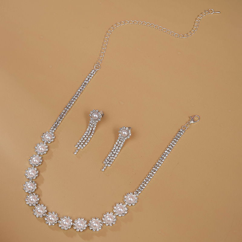 European and American sexy pearl, rhinestone, flower necklace, earring set, fashionable dress, simple and versatile necklace, collarbone chain Specification image