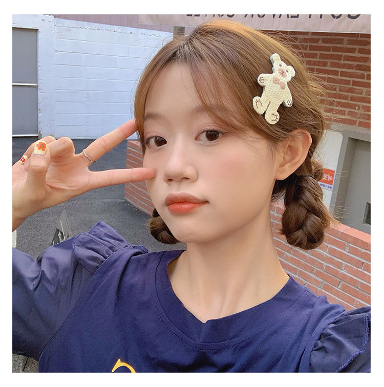 Cute knitted bear side clip for girls, Korean side bangs clip for broken hair clips, headwear and hair clips, a new autumn Internet celebrity style Application Scenario