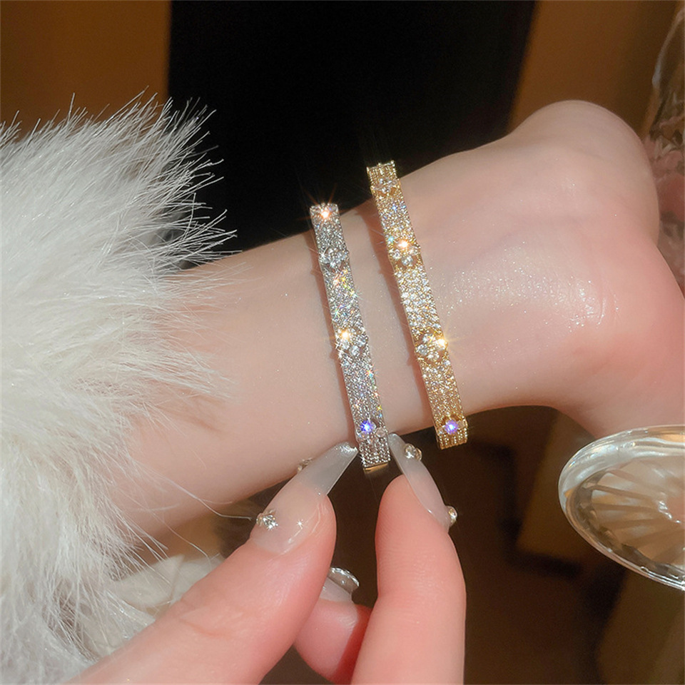 Cross-border European and American fashion four-leaf flower fashion light luxury high-end zircon bracelet full diamond versatile and niche women's bracelet details Picture