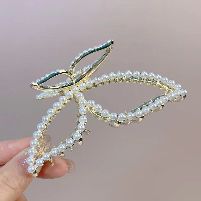 South Korea's New Pearl Butterfly Coil Alloy Grab Clip Back Head Large Shark Hairpin Temperament Hairpin Headwear Female Application Scenario