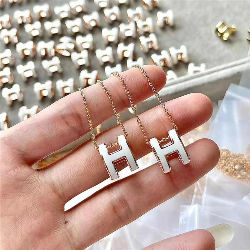 Cross-border H necklace for high school girls, 18k rose gold enamel process collarbone chain pendant, women's fashion factory direct sales Application Scenario
