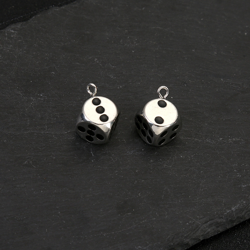 Cross-border simple dice pendant, DIY keychain pendant, stud pendant, zinc alloy colored bracelet, necklace material Specification image