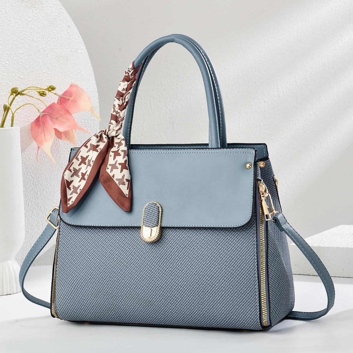Spring And Summer All Commute Small Handbag New Emperor Rhinoceros Retro Niche Handbag Women's 2025 Application Scenario