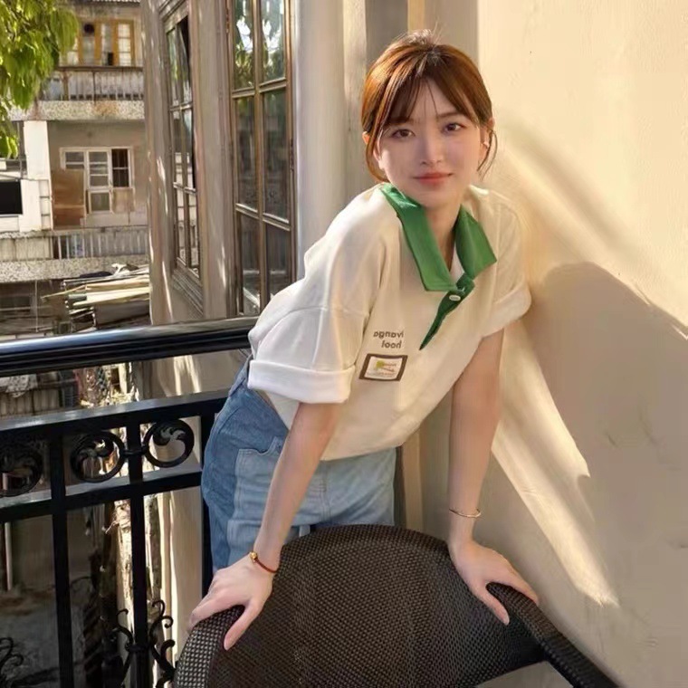 Straight-shoulder pure cotton short-sleeved T-shirt for women with POLO collar and half-sleeve design, a unique and loose Japanese retro style clothing for women on Instagram Application Scenario