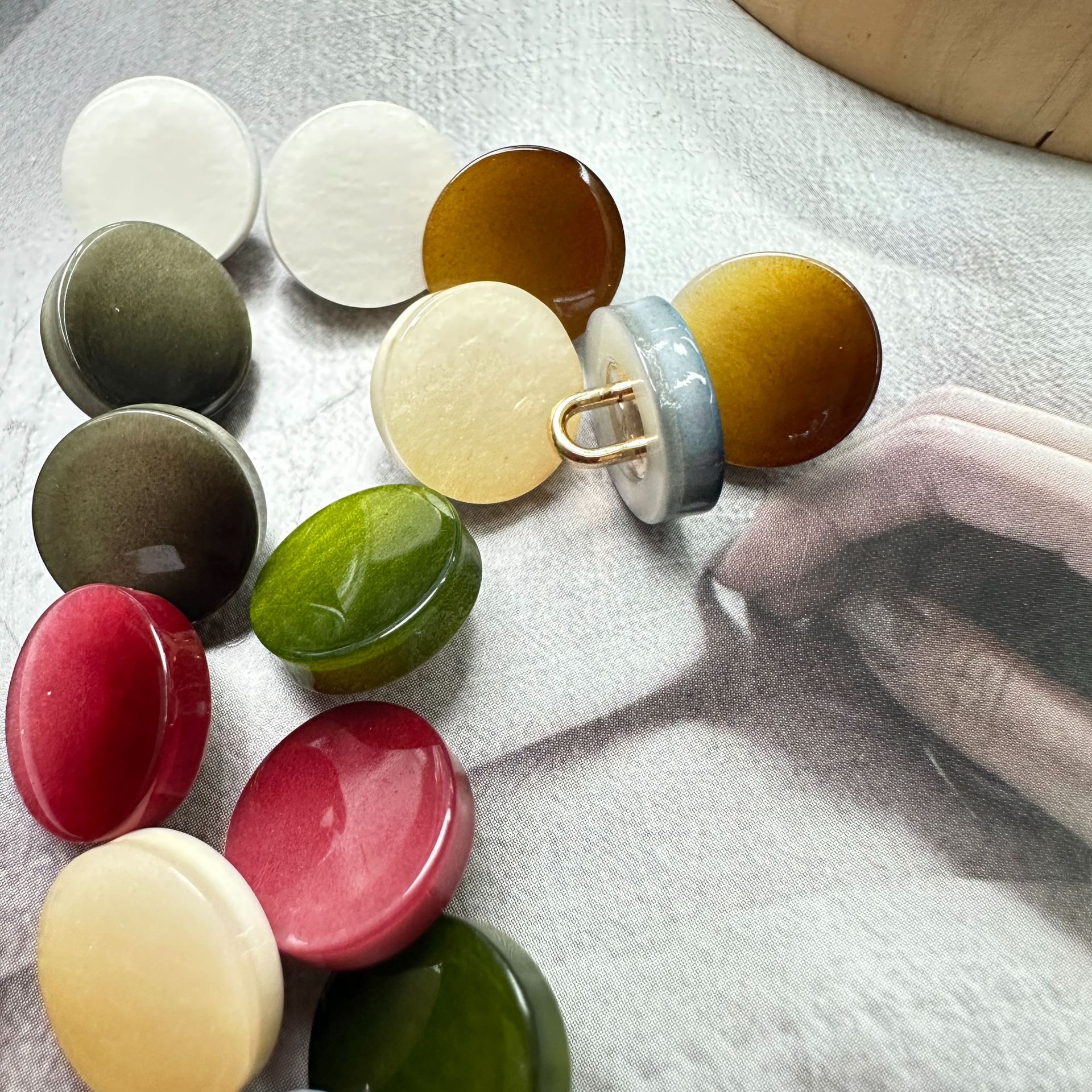 High-end women's shirts, round resin, high-end buttons, versatile tops, children's accessories and decorations Specification image