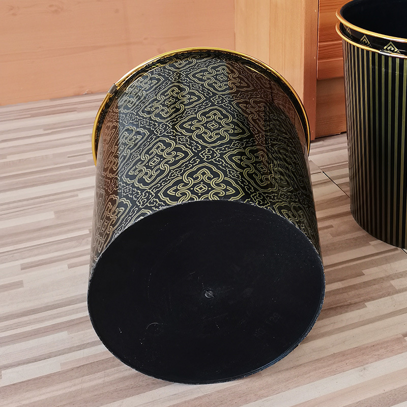 Golden Edge trash can, household kitchen and bathroom garbage storage plastic trash can, wastebasket Application Scenario