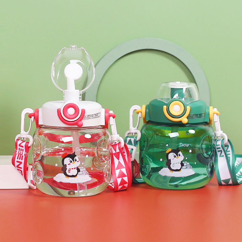 2023 Spring/Summer large-belted water cup, plastic, cute and creative, children's and primary school students' military training straw, large-capacity water bottle, durable details Picture