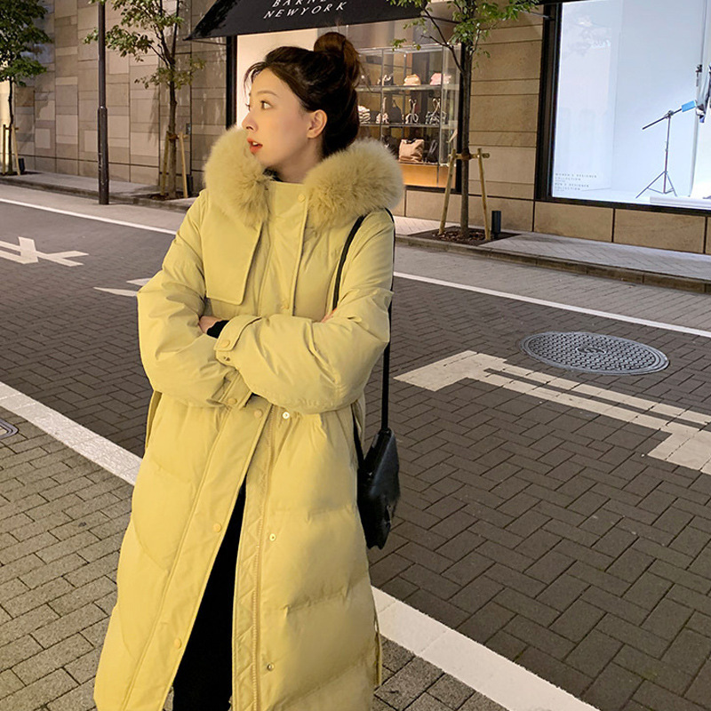 The 2022 winter new style of white duck down jacket is stylish and versatile. It is a slimming, thickened and warm mid-length coat for women details Picture