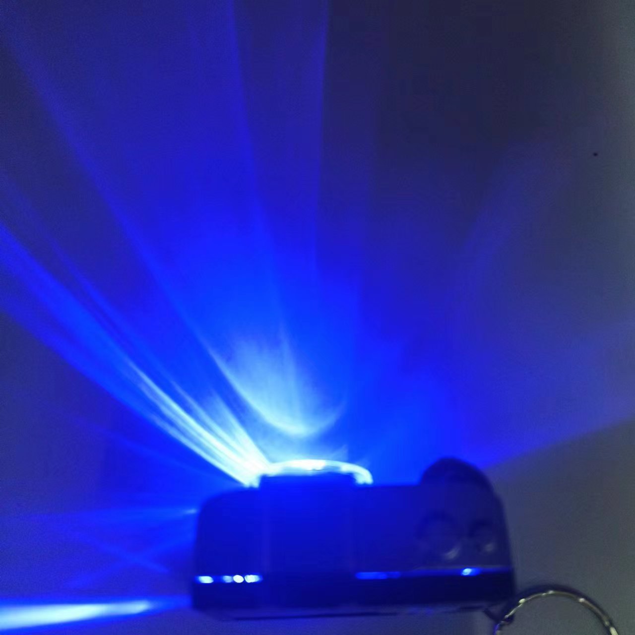 Simulation luminous camera keychain pendant, creative keychain color light, small gift, luminous toy cross-border Application Scenario